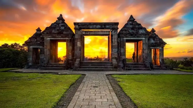Ratu Boko: Jejak Megah Istana Kuno di Bukit Prambanan